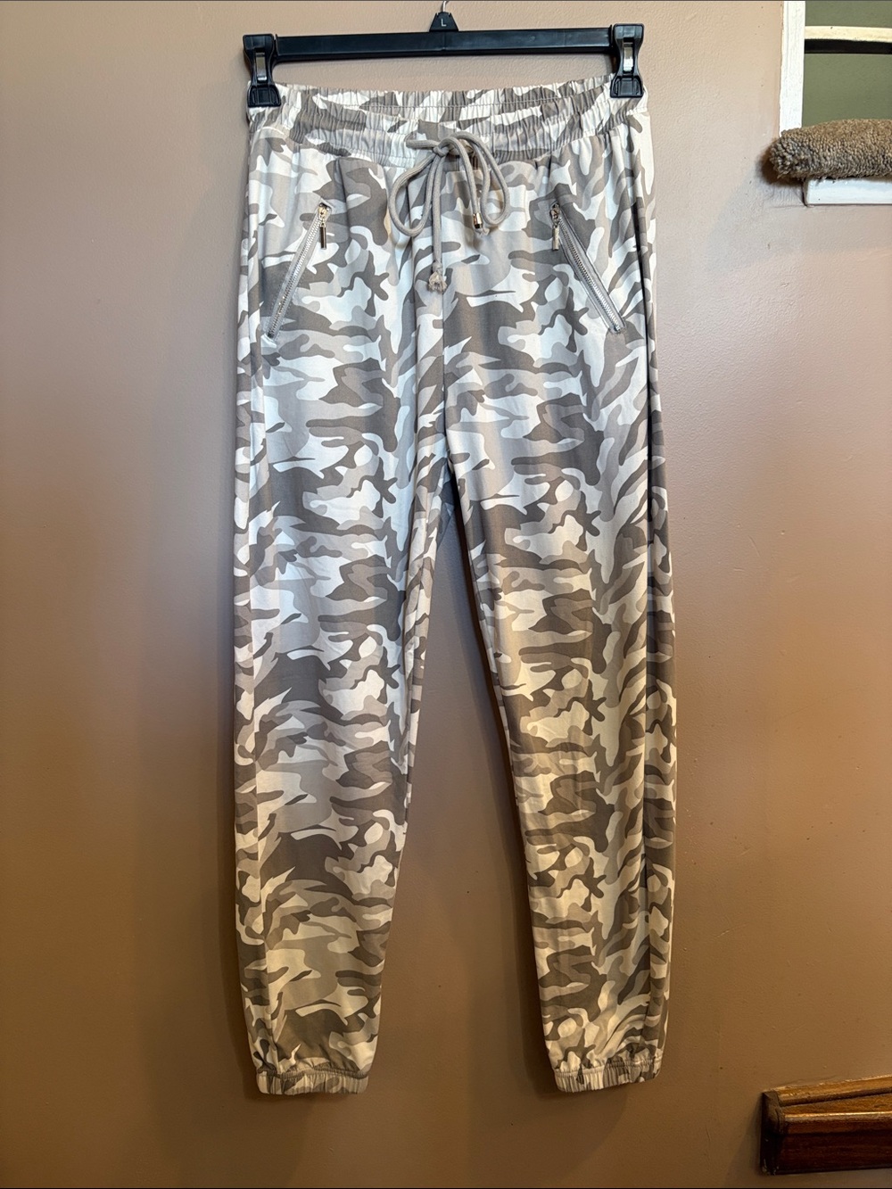 Indero size small/ medium Neutral Camo Drawstring Joggers super soft